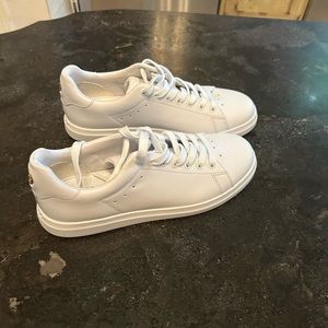 Tory birch white casual shoe